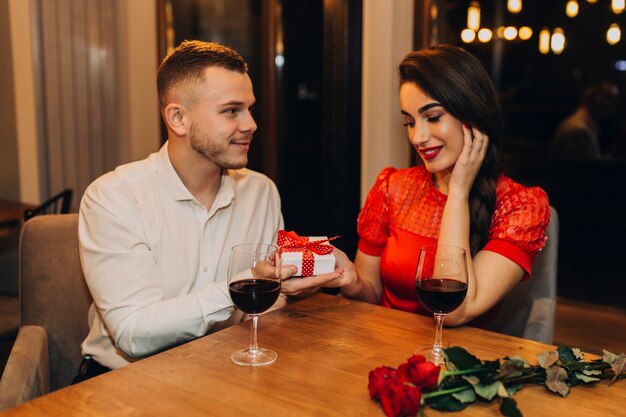 Contenido pareja teniendo una cita maravillosa en el café