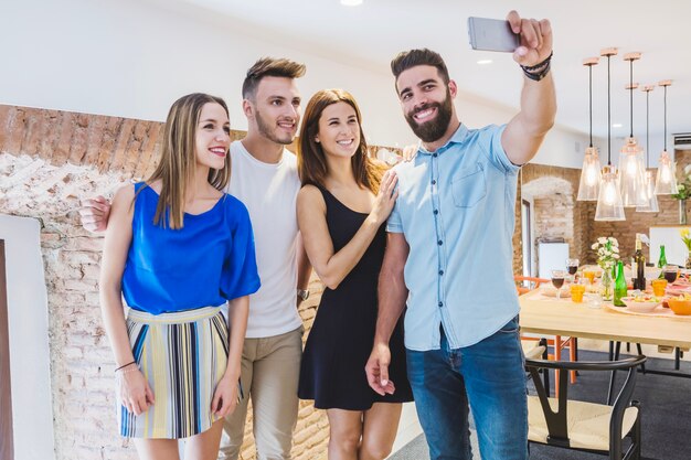 Contenido personas tomando selfie juntos