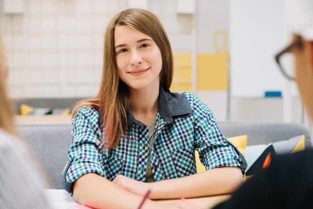 Content niña en clase con los estudiantes