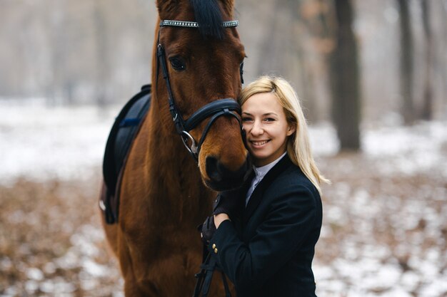 Contento mujer y caballo en invierno