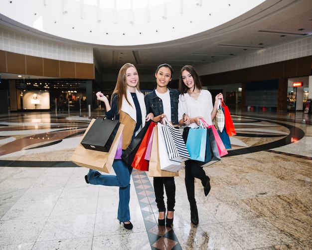 Contiene mujeres elegantes en el centro comercial