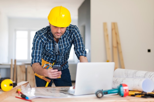 Foto gratuita contratista de construcción ocupado en el trabajo