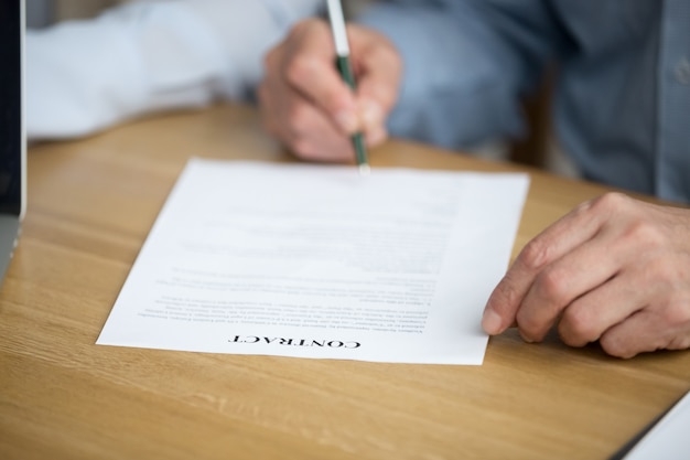 Foto gratuita contrato de firma de la mano masculina, hombre mayor que pone la firma en el documento