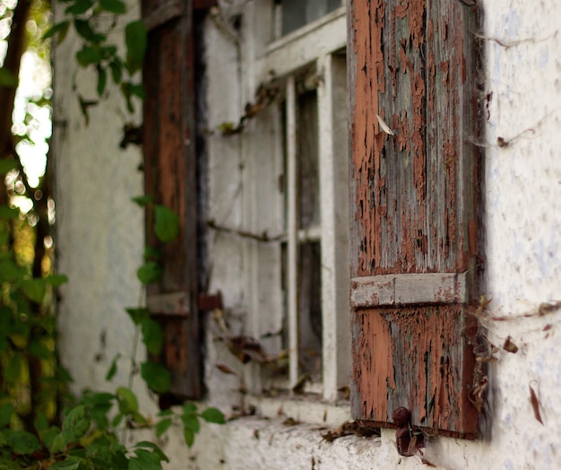 Contraventana oxidada de la antigua casa