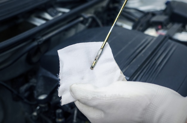 Control mecánico del nivel de aceite del motor en el vehículo automóvil