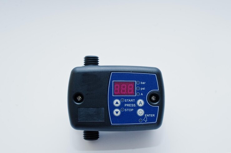 Foto gratuito el controlador de la bomba del interruptor de presión de la bomba de agua fluye automáticamente el interruptor electrónico