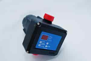 Foto gratuita el controlador de la bomba del interruptor de presión de la bomba de agua fluye automáticamente el interruptor electrónico