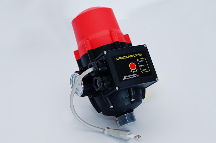 Foto gratuito controlador de presión de la bomba de agua con interruptor electrónico automático