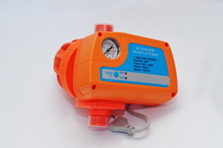 Foto gratuito controlador de presión de la bomba de agua con interruptor electrónico automático