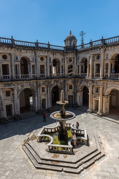 Convento de Cristo con fuentes bajo un cielo azul y la luz del sol en Tomar en Portugal