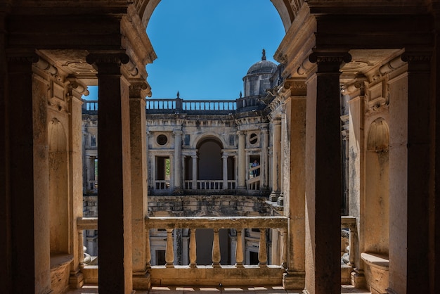 Convento de Cristo bajo la luz del sol y un cielo azul en Portugal