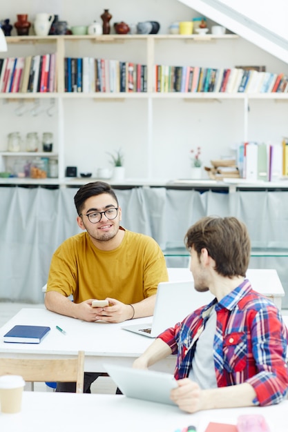 Foto gratuita conversación de diseñadores.