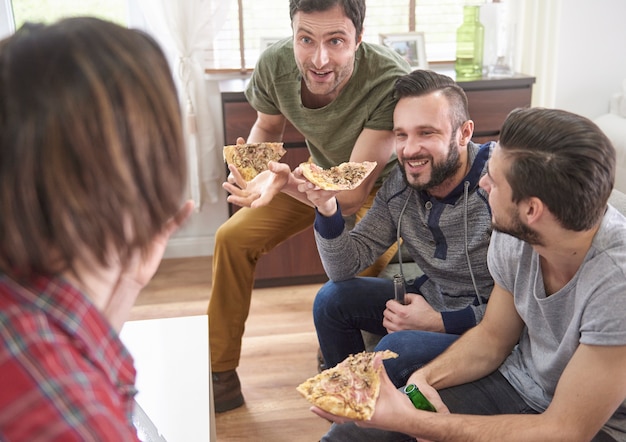 Foto gratuita conversación divertida entre cuatro hombres