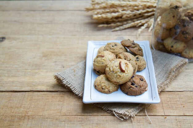 Cookie en el plato blanco