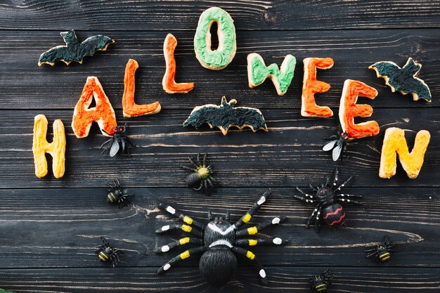 Cookies para Halloween e insectos falsos