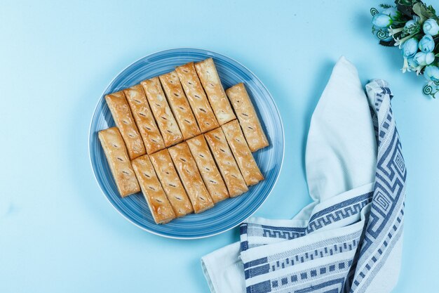 Cookies en un plato sobre fondo azul.