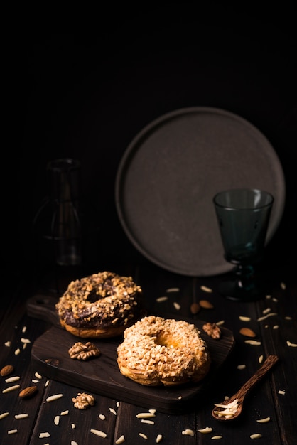 Cookies de primer plano sobre tabla de madera