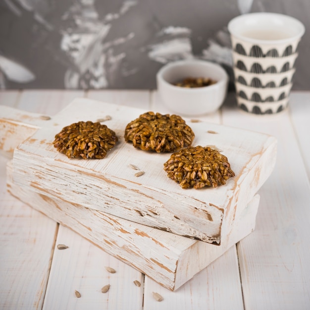 Cookies de primer plano sobre tabla de madera