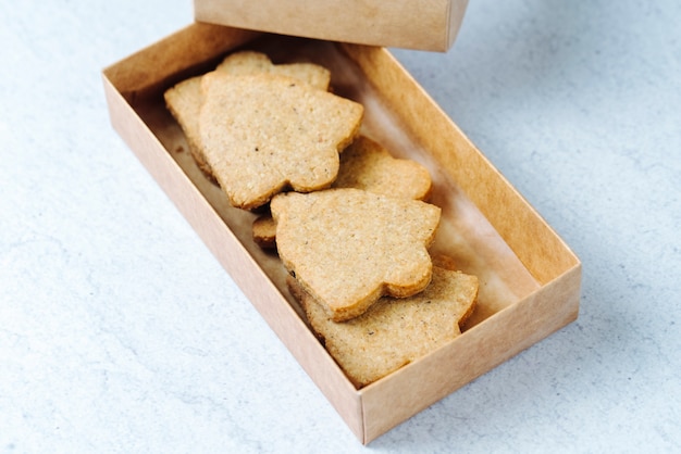 Foto gratuita cookies de vista lateral en una caja