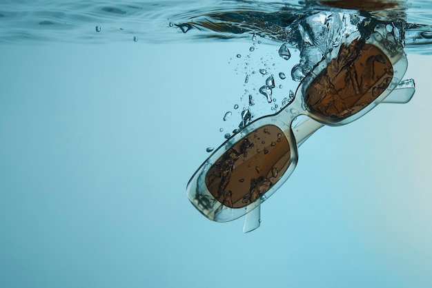 Foto gratuita cool gafas de sol bajo el agua bodegón