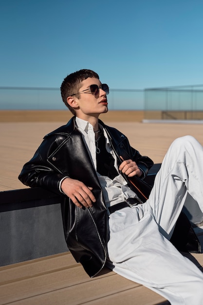 Cool hombre con gafas de sol tiro medio