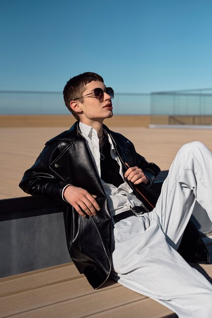 Cool hombre con gafas de sol tiro medio