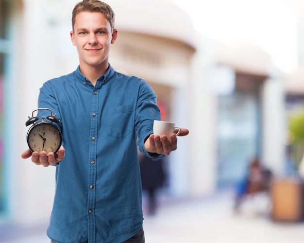 cool-hombre joven con alarma