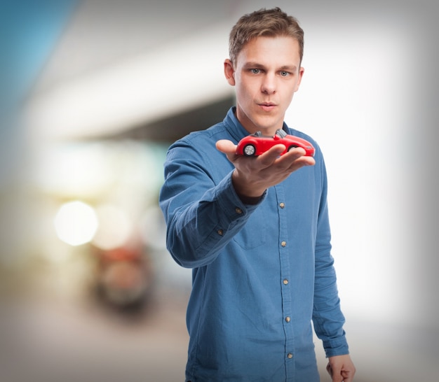 Foto gratuita cool-joven con el coche rojo