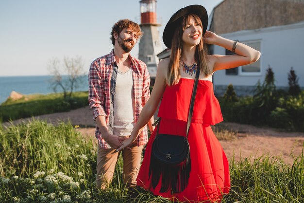 Cool joven elegante pareja enamorada en campo