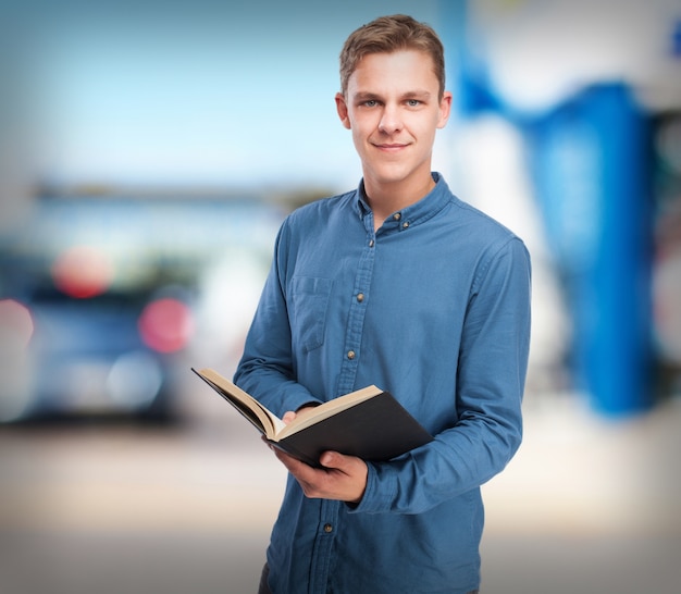 cool-joven con el libro