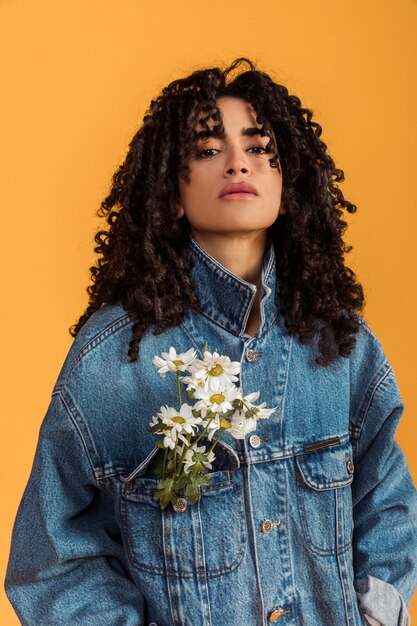 Cool mujer étnica con flores en la chaqueta