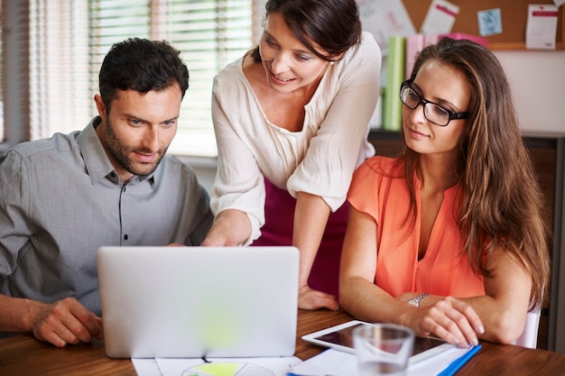 Foto gratuita la cooperación es esencial para los buenos negocios