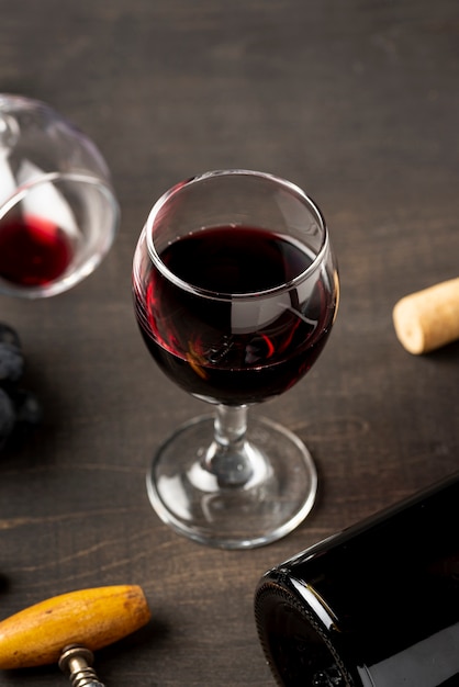 Foto gratuita copa de ángulo alto con vino tinto