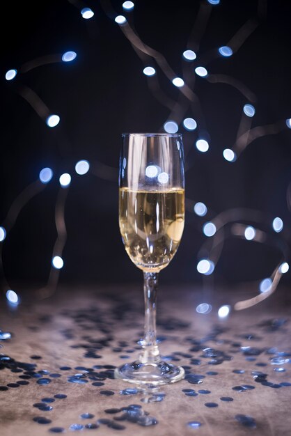 Copa de champagne con decoración de fiesta por la noche.