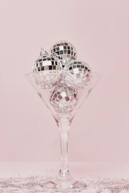 Copa de champán transparente con bolas plateadas