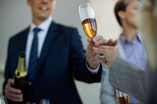 Una copa de champán para tu colega.
