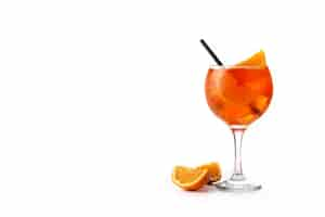 Foto gratuita copa de cóctel aperol spritz aislado sobre fondo blanco.