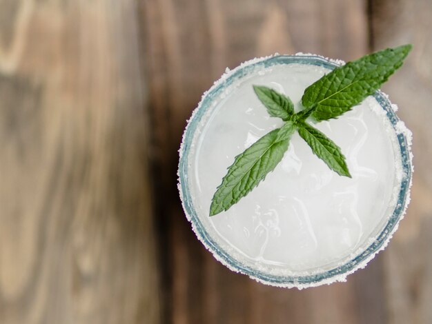 Copa de coctel blanco con menta