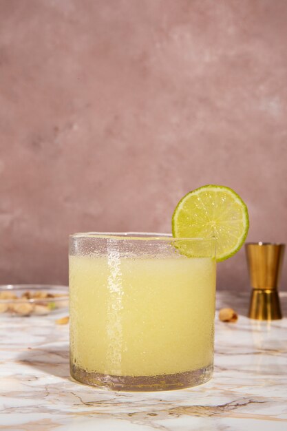 Copa de cóctel daiquiri con lima