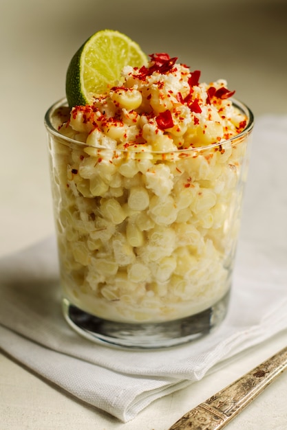 Foto gratuita copa con deliciosos esquites y limón