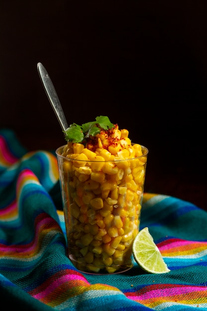 Foto gratuita copa con deliciosos esquites