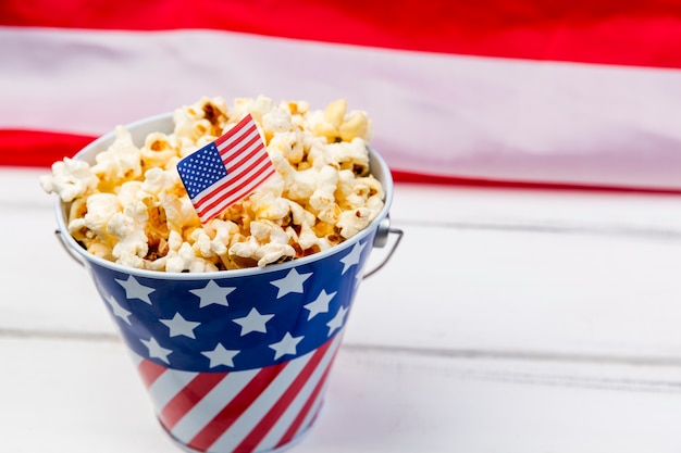 Foto gratuita copa con emblema de bandera americana y palomitas crujientes.