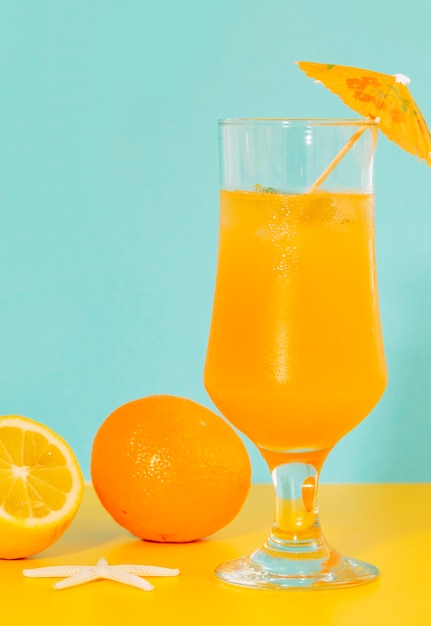 Copa huracán de cóctel de naranja fragante