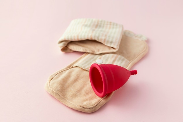 Foto gratuita copa de menstruación vista superior