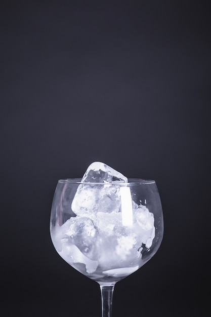 Copa vacía con hielo