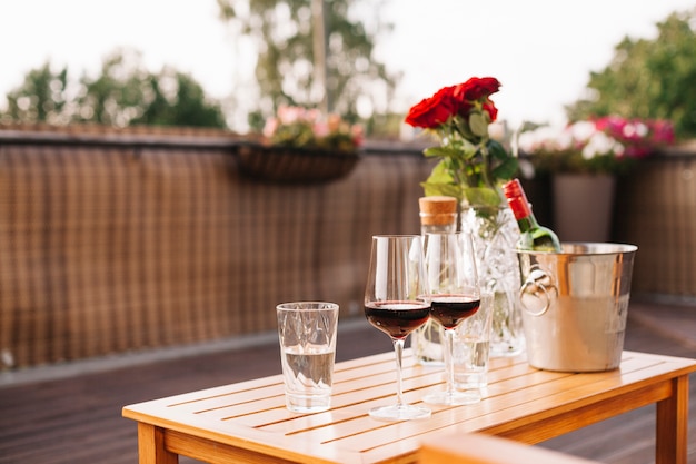 Foto gratuita copa de vino en ambiente de restaurante