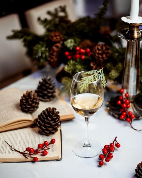 Una copa de vino blanco con frutos rojos