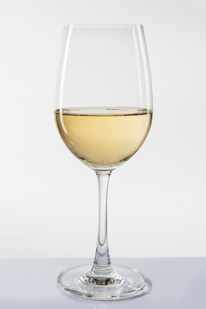 Copa de vino blanco sobre fondo blanco.
