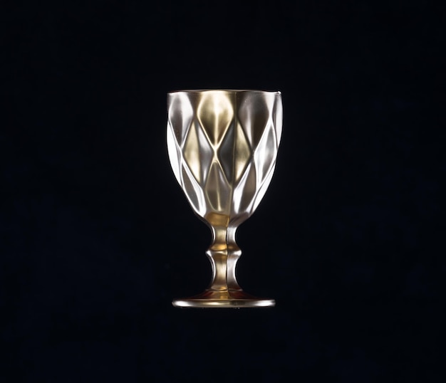 Copa de vino de oro antiguo aislado sobre fondo negro