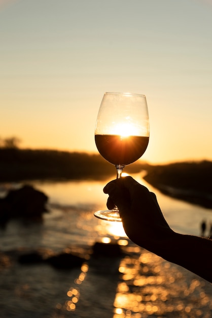 Foto gratuita copa de vino con sol brillando en la espalda